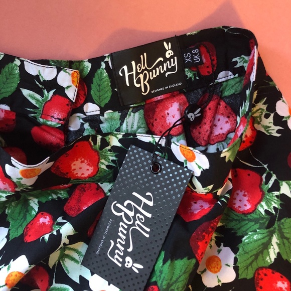 X-Small NWT Retro Rockabilly Strawberry Circle Skirt by Hell Bunny *Pockets!* - Picture 3 of 6